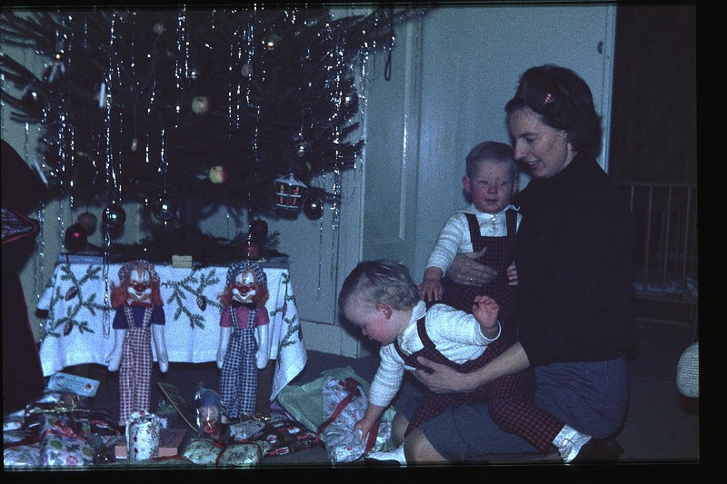 04.Delft dec 1964 Mama,Brigitte,Marion.JPG